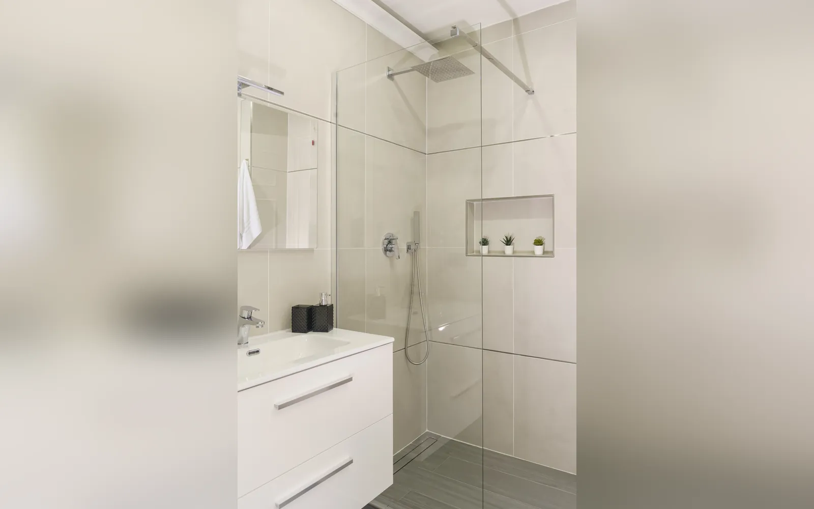 Il bagno con la doccia a filo in cristallo